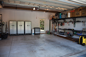 garage with windows img2